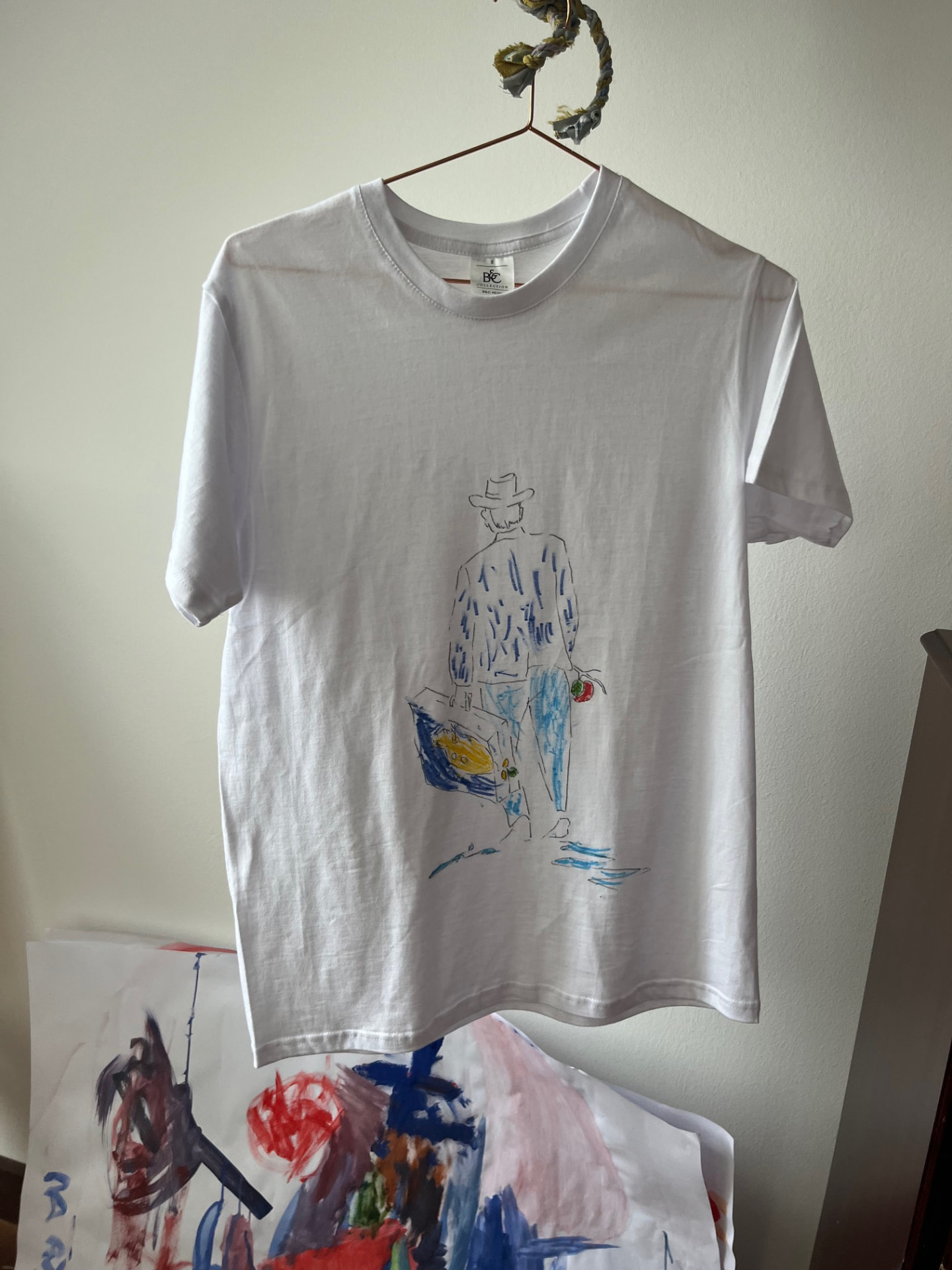 White T-shirt printed with a drawing featuring a yellow submarine