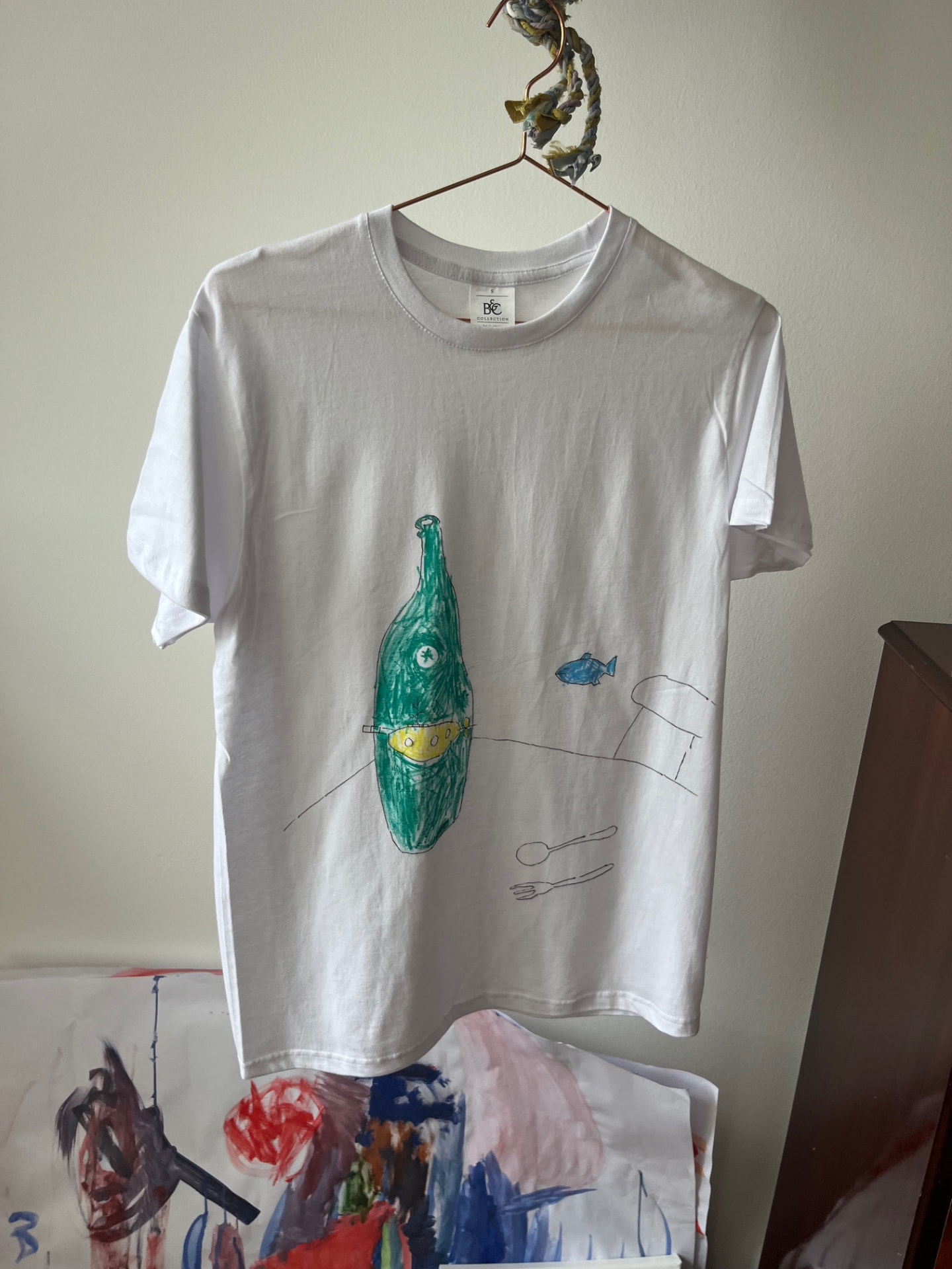 White T-shirt printed with a child's bottle-submarine drawing